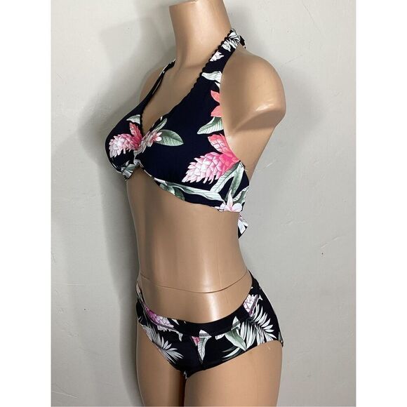 New. Tommy Bahama ginger flower halter bikini. XS-top/S-bottom. Retails $174 - Picture 6 of 12